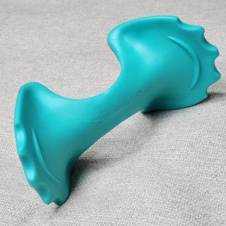 힐니스북 [힐마이넥]   거북목 통증완화를 위한 휴대용 목 안마기 — 5점을 준 리뷰어가 2022년 12월 올린 사용 사진