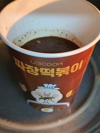 유비쿡 컵떡볶이 매운컵떡볶이2개/ 짜장컵떡볶이 2개  총 4개세트 — 5점을 준 리뷰어가 2021년 3월 올린 사용 사진