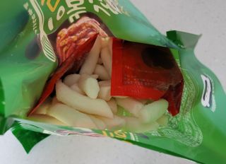 [푸딩팩토리] 떡볶이 베스트 2종_옛날 국물떡볶이 570g / 할매 기름 떡볶이  570g — 4점을 준 리뷰어가 2022년 5월 올린 사용 사진