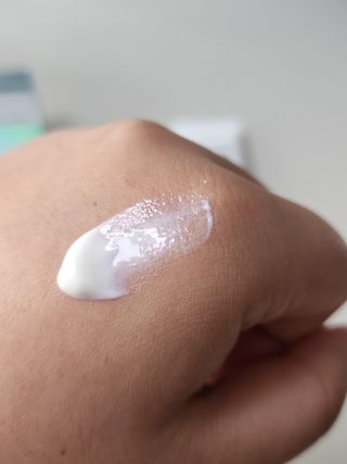 리더스코스메틱 리더스 카밍 바이오틱스 선 에센스 SPF 50+ PA++++ — 5점을 준 리뷰어가 2022년 6월 올린 사용 사진