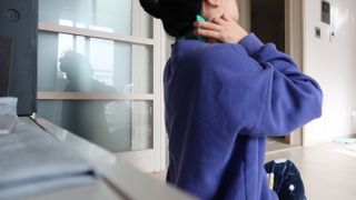 힐니스북 [힐마이넥]   거북목 통증완화를 위한 휴대용 목 안마기 — 5점을 준 리뷰어가 2022년 12월 올린 사용 사진