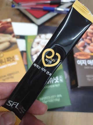 짜먹는 이지견과 짜먹는 이지아몬드, 짜먹는 이지허니피넛, 짜먹는 이지캐슈넛 각 10g X  10포 — 5점을 준 리뷰어가 2021년 2월 올린 사용 사진