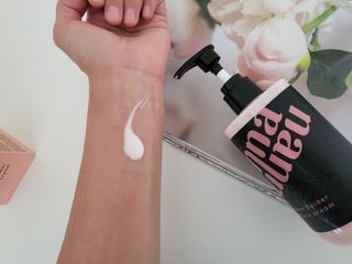 난나 살몬 스파이더 검버섯 미백 톤업 화이트닝 연어 앰플 크림 300ml 대용량 — 5점을 준 리뷰어가 2022년 11월 올린 사용 사진
