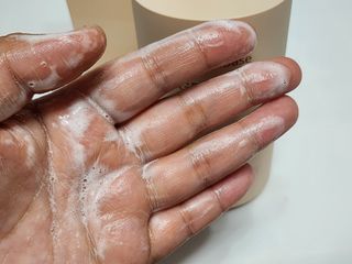 프리마인 더이상 뻣뻣하고 효과없는 탈모샴푸는 NO. 근본부터 케어하는 셀베이스 그린티샴푸(500ml) — 5점을 준 리뷰어가 2023년 5월 올린 사용 사진