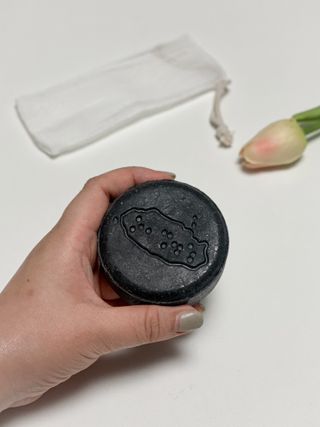 free [아토르] 9종 임상완료 아토르 다름 샴푸바_블랙  프리미엄 두피 케어 샴푸바 — 5점을 준 리뷰어가 2023년 11월 올린 사용 사진