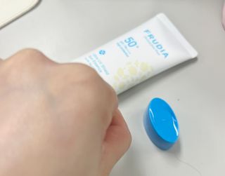 나우 [후르디아] 백탁NO! 화잘먹 수분광 선 에센스✨ — 4.5점을 준 리뷰어가 2025년 3월 올린 사용 사진