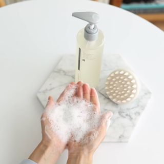 MOAMANEMUNAH 모아만에무나 플러스 두피 탈모 완화 기능성 샴푸 + 브러쉬 2종 세트 — 5점을 준 리뷰어가 2021년 10월 올린 사용 사진