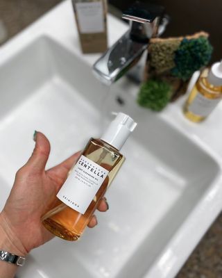 스킨1004 [SKIN1004] 마다가스카르 센텔라 라이트 클렌징 오일 200ml — 5점을 준 리뷰어가 2024년 7월 올린 사용 사진