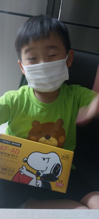 JHWORLD 스누피 마스크 정품 스누피 KF-AD 국내 비말차단 아동용 성인용 일회용 덴탈마스크 50매 — 5점을 준 리뷰어가 2021년 6월 올린 사용 사진