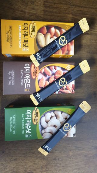 짜먹는 이지견과 짜먹는 이지아몬드, 짜먹는 이지허니피넛, 짜먹는 이지캐슈넛 각 10g X  10포 — 4점을 준 리뷰어가 2021년 2월 올린 사용 사진