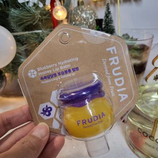 틱톡 [후르디아] 튼입술해결템 올리브영 블루베리 하이드레이팅 허니 립밤 — 5점을 준 리뷰어가 2023년 12월 올린 사용 사진