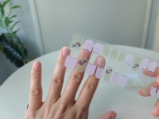 [네일가게] 햇빛에 닿으면 색이 변하는 신기한 햇살 반전 네일스티커_B — 5점을 준 리뷰어가 2021년 8월 올린 사용 사진