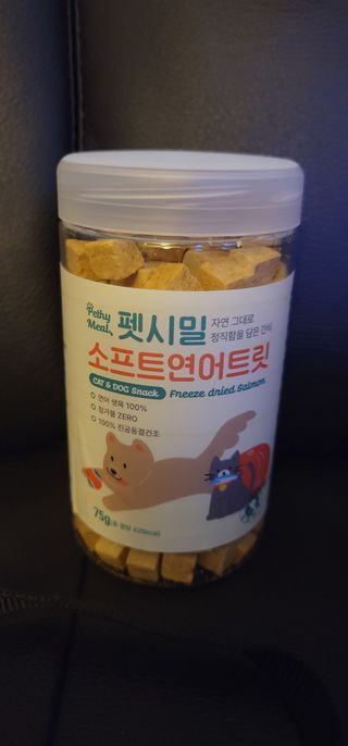 [펫시밀] 원물그대로 영양듬뿍 진공동결건조 북어트릿75g,치킨트릿100g,연어트릿75g 강아지 고양이 간식 — 5점을 준 리뷰어가 2023년 5월 올린 사용 사진