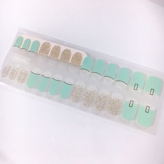 [네일가게] 햇빛에 닿으면 색이 변하는 신기한 햇살 반전 네일스티커 — 5점을 준 리뷰어가 2021년 8월 올린 사용 사진