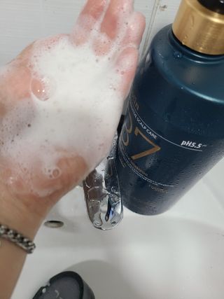 [포레스트스토리] 탈모증상완화 샴푸 1,000ml — 4점을 준 리뷰어가 2022년 6월 올린 사용 사진
