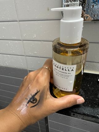 스킨1004 [SKIN1004] 마다가스카르 센텔라 라이트 클렌징 오일 200ml — 3.5점을 준 리뷰어가 2024년 8월 올린 사용 사진
