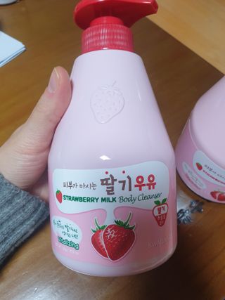 [과일나라] 피부가 마시는 딸기우유 바디클렌저&바디로션 — 4점을 준 리뷰어가 2022년 2월 올린 사용 사진