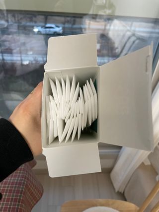 코보콩 에어슈즈 강아지 일회용 신발 소용량 패키지 20매 초경량  미끄럼방지 실내외 겸용 — 2점을 준 리뷰어가 2022년 2월 올린 사용 사진