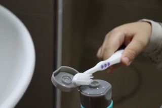 치과에서 쓰는 치약 _ 라벨제로 저불소 꼬마, 키즈, 유아, 베이비, 주니어 안전한 어린이치약 — 5점을 준 리뷰어가 2023년 11월 올린 사용 사진