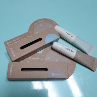 [후르디아] 올리브영 착한보습 비건 립버터 2종 — 5점을 준 리뷰어가 2023년 2월 올린 사용 사진