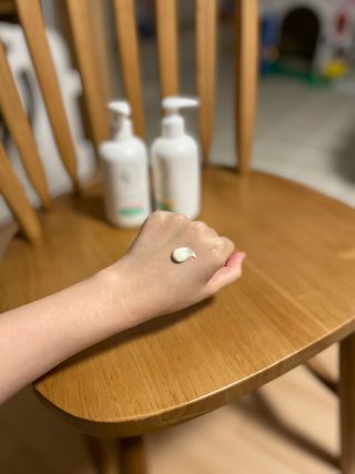 mom e 맘이 내추럴 베이비 케어 샴푸앤바스+로션 — 4점을 준 리뷰어가 2021년 1월 올린 사용 사진