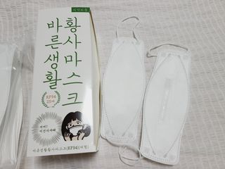 위케어 KF94 마스크 숨쉬기편한 귀안아픈마스크 국산원부자재 사용 식약처 승인 마스크 — 5점을 준 리뷰어가 2021년 3월 올린 사용 사진
