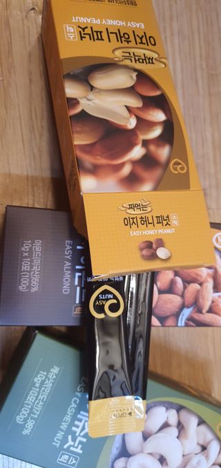 짜먹는 이지견과 짜먹는 이지아몬드, 짜먹는 이지허니피넛, 짜먹는 이지캐슈넛 각 10g X  10포 — 4점을 준 리뷰어가 2021년 2월 올린 사용 사진
