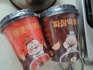 유비쿡 컵떡볶이 매운컵떡볶이2개/ 짜장컵떡볶이 2개  총 4개세트 — 5점을 준 리뷰어가 2021년 2월 올린 사용 사진