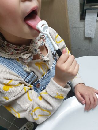 크리오 클리어스 혀백태제거 구취관리 혀클리너 — 5점을 준 리뷰어가 2021년 3월 올린 사용 사진