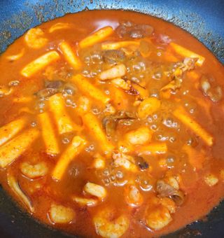 화끈한녀석들 새오똥400g 새우,오징어,똥집 볶음요리 소스,밀떡, 참기름 포함 — 5점을 준 리뷰어가 2022년 12월 올린 사용 사진