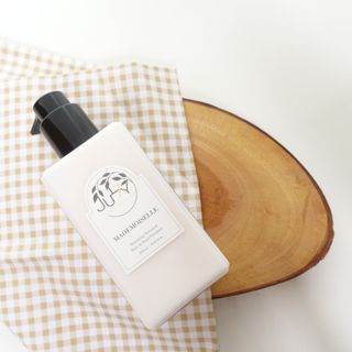 줄라이 모닝 _ JULY MORNING 줄라이모닝 하이드레이팅 퍼퓸드 바디앤핸드 에멀젼 — 5점을 준 리뷰어가 2021년 10월 올린 사용 사진