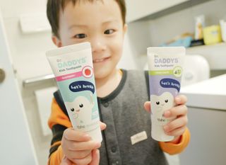 닥터데디스 안심저불소 키즈치약 (라즈베리, 청포도향 중 택 1) 60g +  여행용 미니 치약 15g — 5점을 준 리뷰어가 2022년 10월 올린 사용 사진