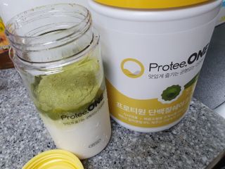 프로티원 단백질쉐이크 녹차맛 2주분 1통+보틀 — 5점을 준 리뷰어가 2021년 5월 올린 사용 사진