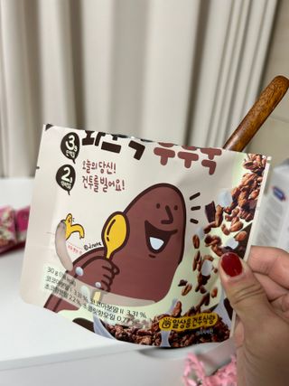 스낵스 와그작후루룩 3종_카카오2봉+아몬드2봉+딸기2봉 (총 6봉) — 5점을 준 리뷰어가 2024년 2월 올린 사용 사진