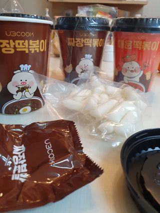 유비쿡 컵떡볶이 매운컵떡볶이2개/ 짜장컵떡볶이 2개  총 4개세트 — 5점을 준 리뷰어가 2021년 2월 올린 사용 사진