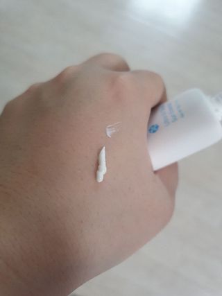 나우 [후르디아] 백탁NO! 화잘먹 수분광 선 에센스✨ — 5점을 준 리뷰어가 2025년 3월 올린 사용 사진