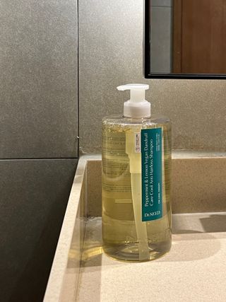 닥터시드 페퍼민트 앤 레몬 비건 비듬케어 쿨 탈모 샴푸 (1000ml) — 5점을 준 리뷰어가 2024년 2월 올린 사용 사진