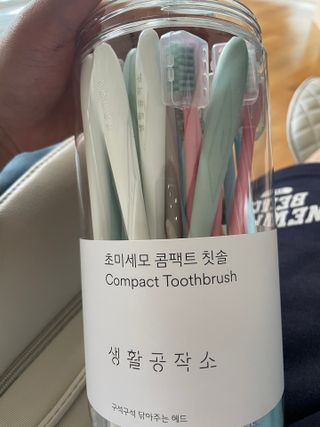 생활공작소 [네이버구매평] 미세모 콤팩트 칫솔 부드러운칫솔 치과칫솔 교정용 24개 — 5점을 준 리뷰어가 2025년 6월 올린 사용 사진