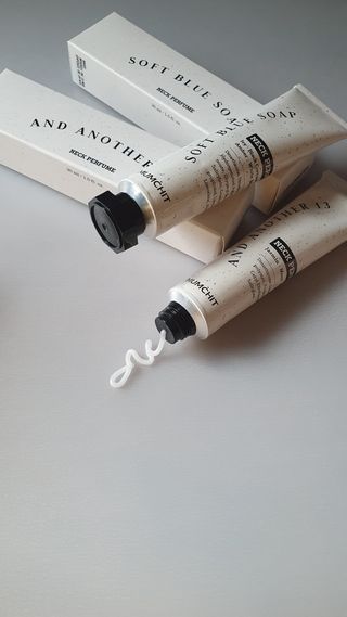 멈칫(MUMCHIT) 넥퍼퓸 NECKPERFUME 2가지 향 — 5점을 준 리뷰어가 2021년 11월 올린 사용 사진