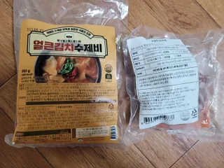 [푸딩팩토리] 얼큰김치수제비 350g  / 우삼겹 김치찌개 185g — 4.5점을 준 리뷰어가 2022년 10월 올린 사용 사진
