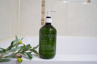 올리브 오일 스킨케어 컴퍼니 [OOSC] 향기로운 보습 로즈 제라늄 바디워시 500ml — 4점을 준 리뷰어가 2021년 5월 올린 사용 사진