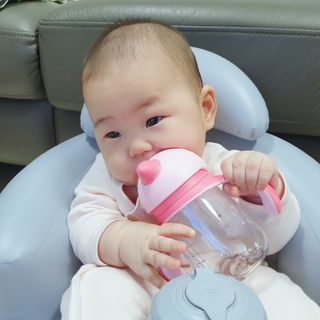 유비맘 트라이탄 코니빨대컵_컬러 랜덤 발송 — 5점을 준 리뷰어가 2021년 1월 올린 사용 사진