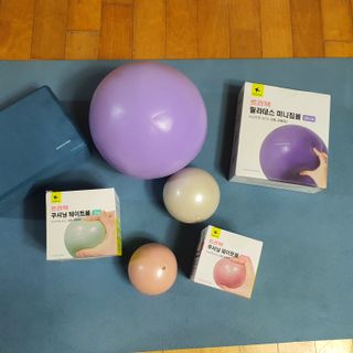 [트라택] 홈 필라테스 SET [미니짐볼+웨이트볼(0.5kg&1kg+요가블럭] — 5점을 준 리뷰어가 2022년 7월 올린 사용 사진