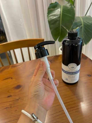 [닥터시드]슈퍼시드밤 리바이탈라이즈 샴푸 베베머스크향 1000ml — 5점을 준 리뷰어가 2024년 8월 올린 사용 사진