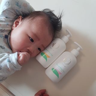 mom e 맘이 내추럴 베이비 케어 샴푸앤바스+로션 — 5점을 준 리뷰어가 2021년 1월 올린 사용 사진