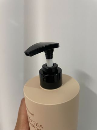 프리마인 더이상 뻣뻣하고 효과없는 탈모샴푸는 NO. 근본부터 케어하는 셀베이스 그린티샴푸(500ml) — 5점을 준 리뷰어가 2023년 4월 올린 사용 사진