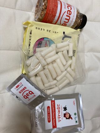 더밥  고추마녀 라볶이 +  나이스미 무설탕 현미후레이크 — 5점을 준 리뷰어가 2021년 10월 올린 사용 사진