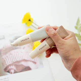 [후르디아] 올리브영 착한보습 비건 립버터 2종 — 5점을 준 리뷰어가 2021년 10월 올린 사용 사진