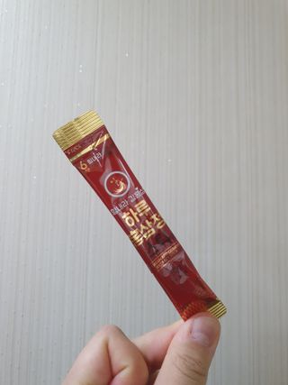 힘내라김홍삼 하루홍삼정스틱 10g x 10포 — 5점을 준 리뷰어가 2021년 4월 올린 사용 사진