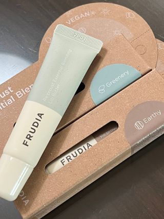 [후르디아] 올리브영 착한보습 비건 립버터 2종 — 5점을 준 리뷰어가 2022년 11월 올린 사용 사진